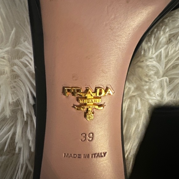 Size 39 Prada heels - Picture 5 of 6